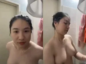 Gái vú bự, vừa call với nhân tình vừa tắm